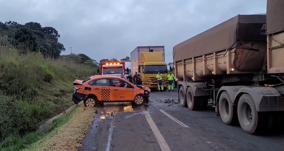Dois homens morrem em engavetamento envolvendo seis veículos na BR-277, em Guarapuava — Foto: Samilli Penteado/RPC