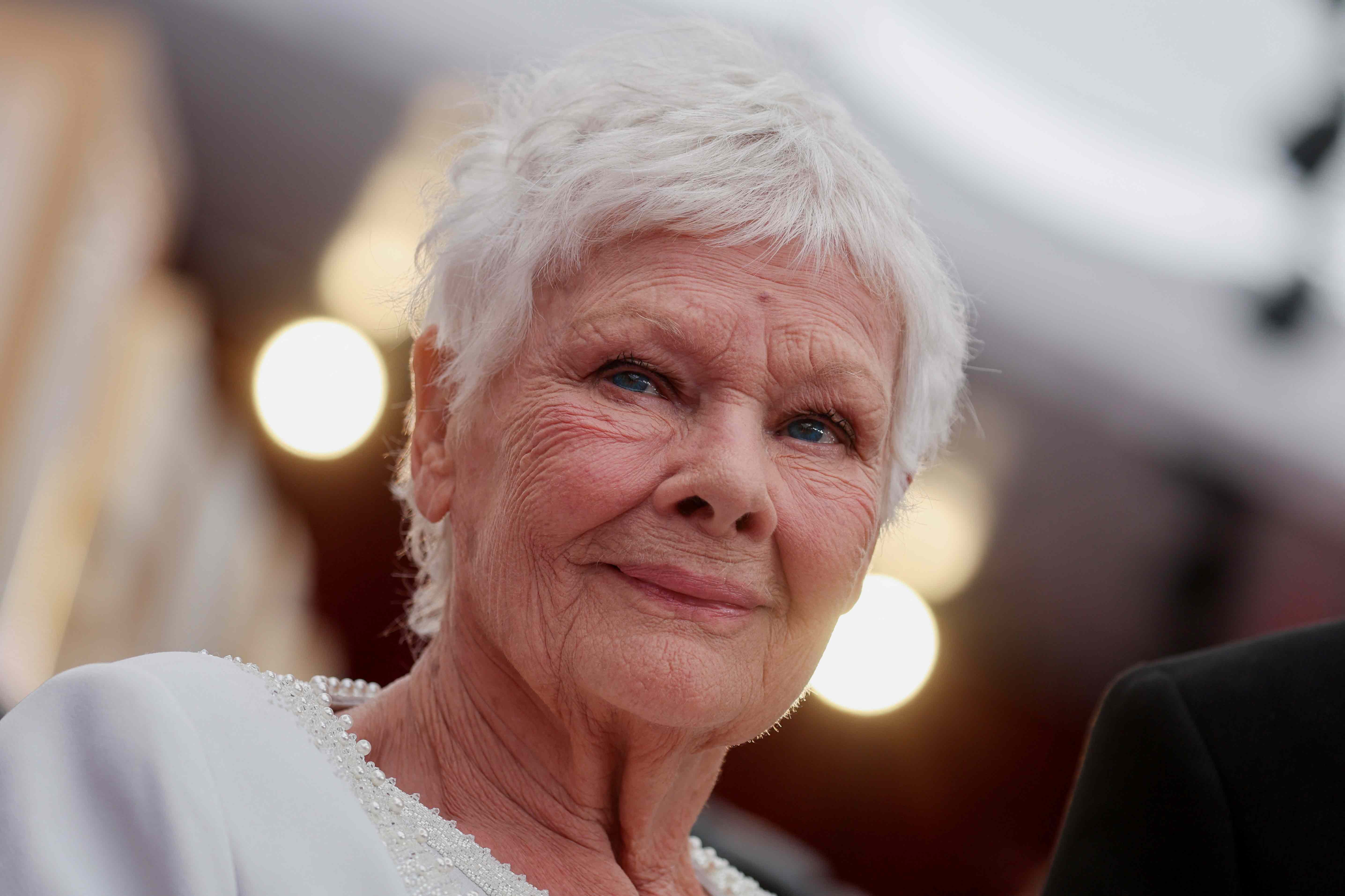Aos 90 anos, Judi Dench revela que problema ocular a impede de reconhecer amigos 