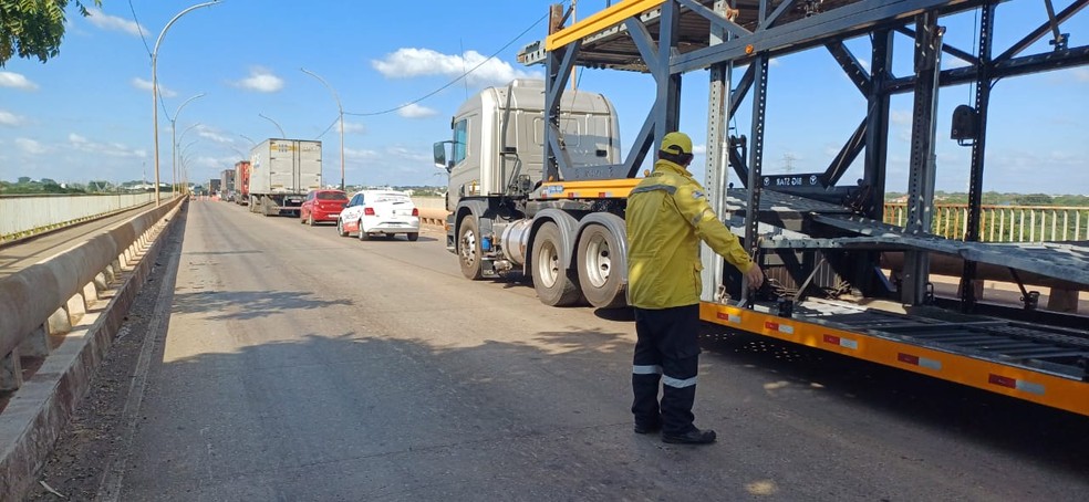 Jovem morre esmagado por carreta em ponte da Zona Sul de Teresina — Foto: Edivaldo Cardoso/Tv Clube