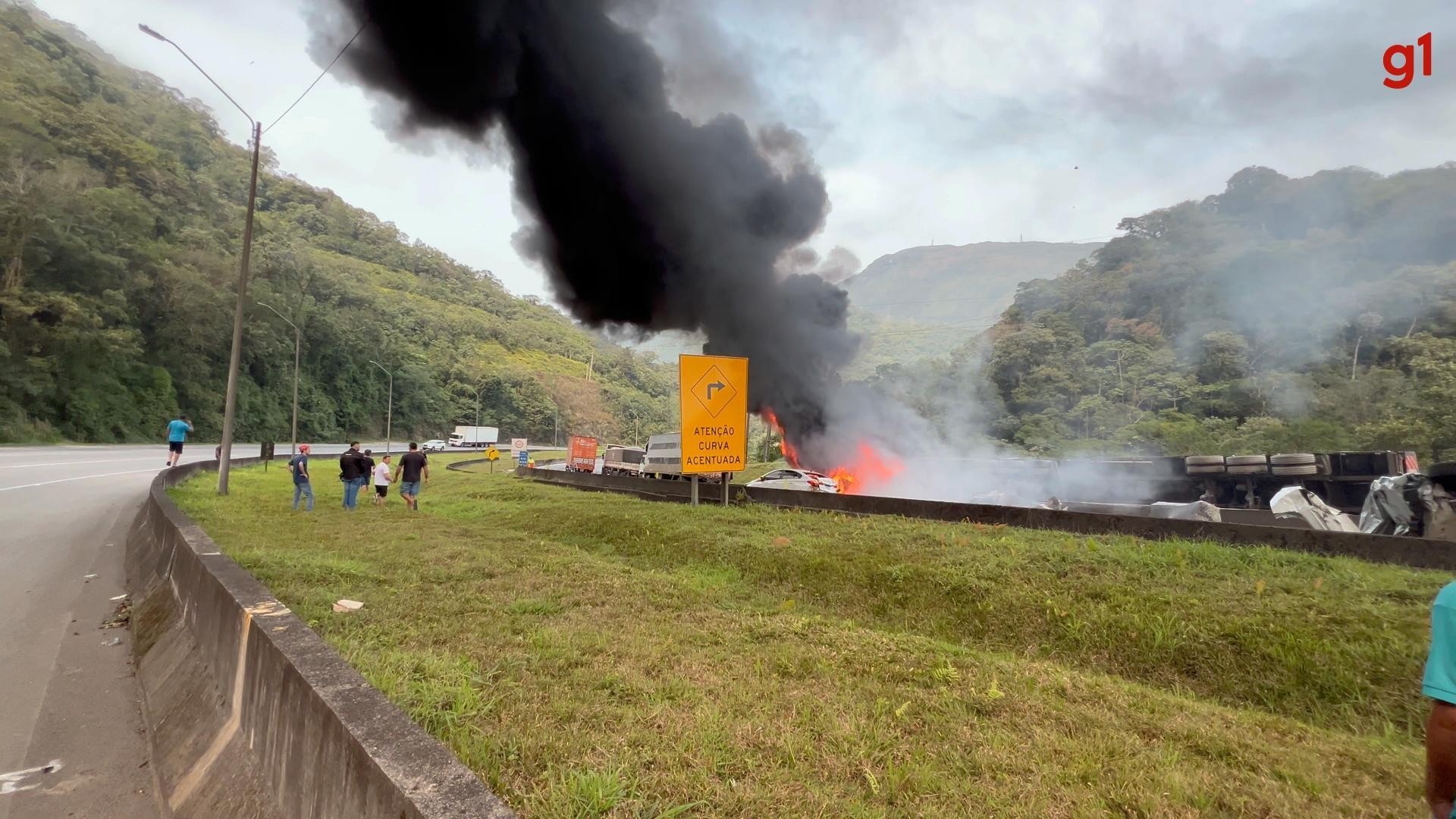 Acidente entre dois carros e três caminhões mata uma pessoa e bloqueia faixas da BR-376 no sentido Santa Catarina