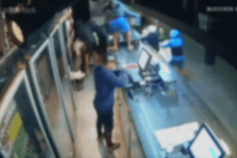 Criminosos invadem distribuidora de bebidas e agridem funcionário em Guarujá, SP; VÍDEO
