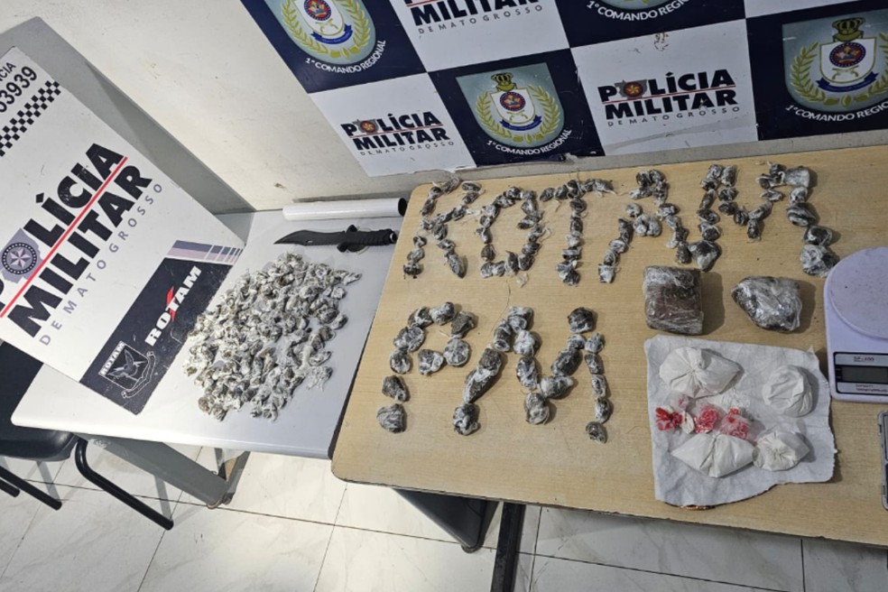 Drogas apreendidas pela polícia com o suspeito — Foto: PMMT