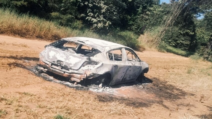 Carro usado em disparos contra empresário em Franca é encontrado incendiado em Restinga