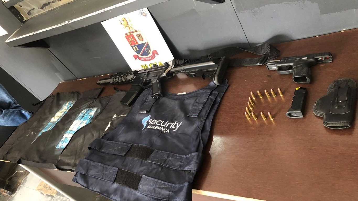 Homem é preso com réplica de fuzil, pistola e coletes balísticos em Hortolândia