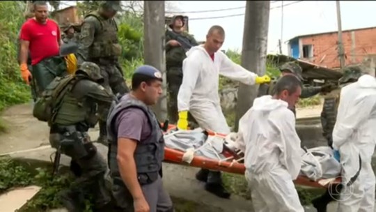 Polícia encontra mais três corpos enterrados no alto de um morro numa comunidade em Guarujá, na Baixada Santista - Programa: Bom Dia Brasil 