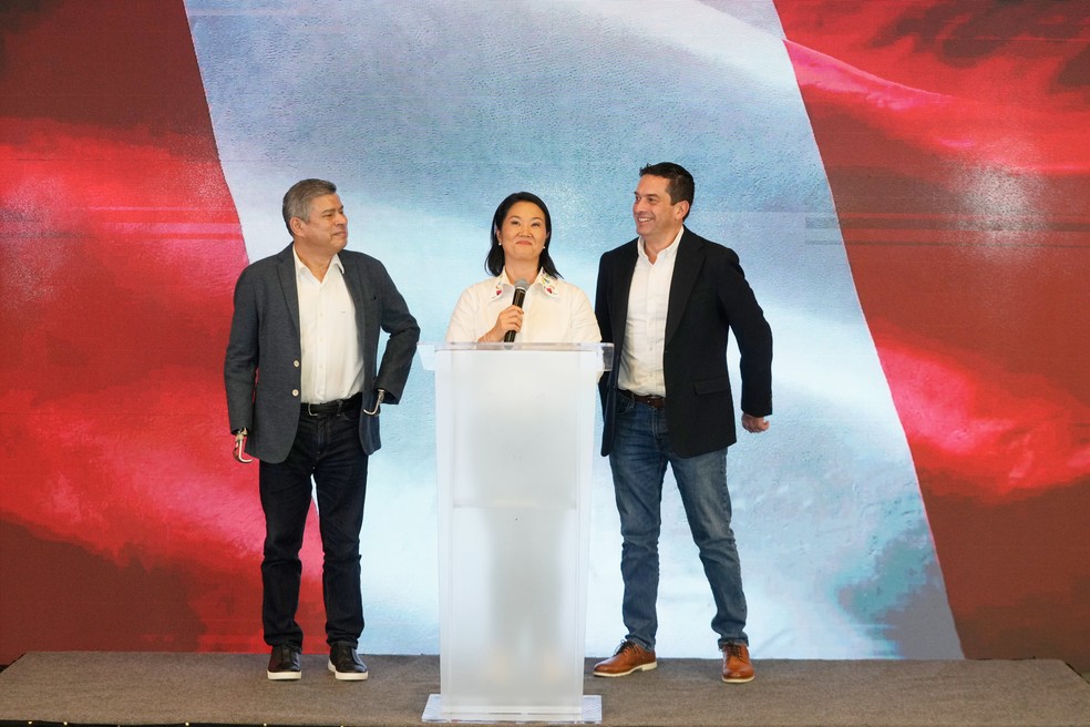 A candidata à Presidência do Peru Keiko Fujimori, do partido Força Popular, fala ao lado de seu companheiro de chapa à vice-presidência, Luis Galarreta (à esquerda), e do senador eleito Miguel Ángel Torres após o fechamento das urnas no segundo turno da eleição presidencial, em Lima, no Peru. — Foto: Martin Mejia/AP