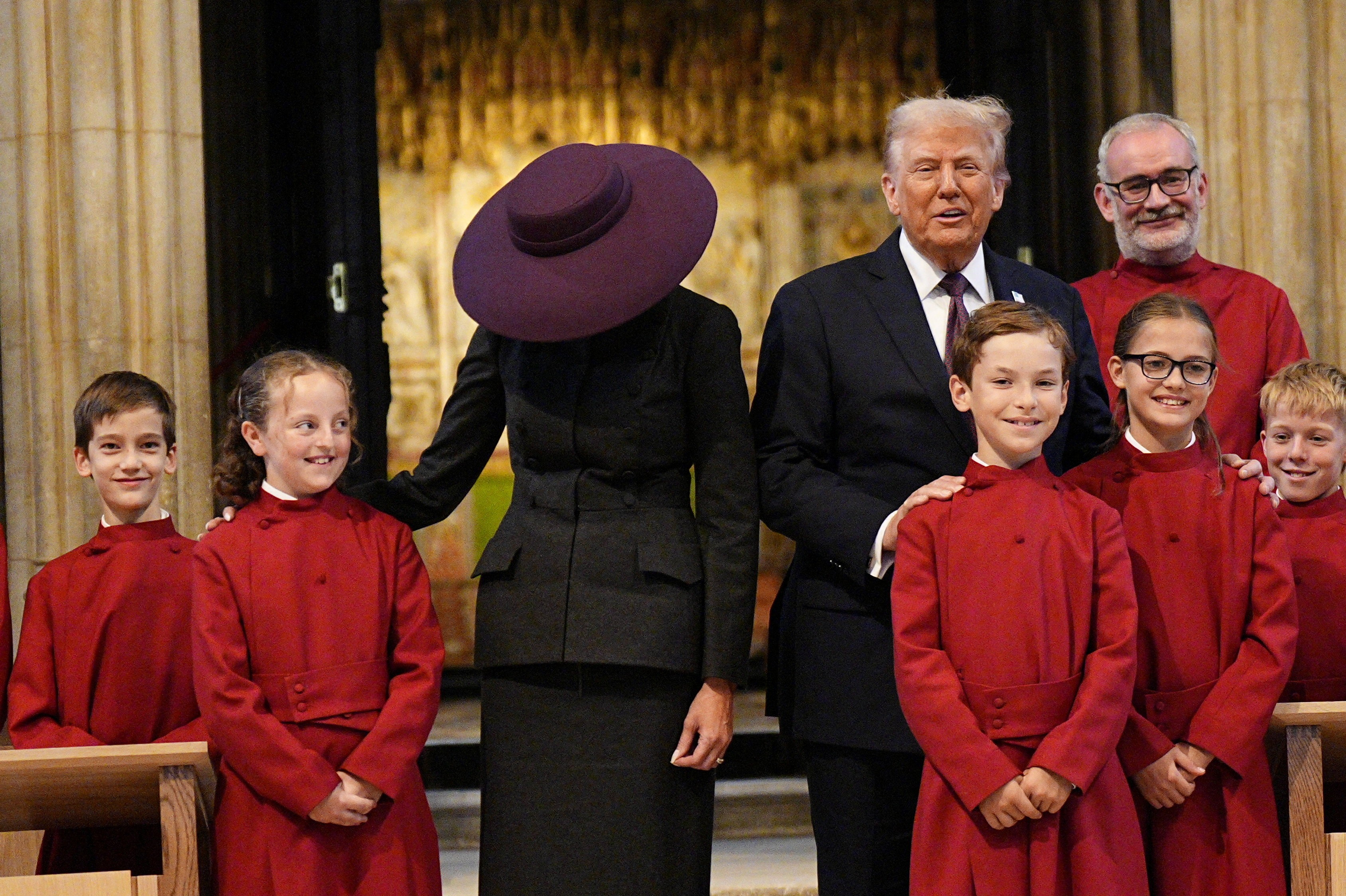 Abajur, disco voador, cabideiro... Chapéu 'tapa-olho' usado por Melania Trump vira meme nas redes sociais