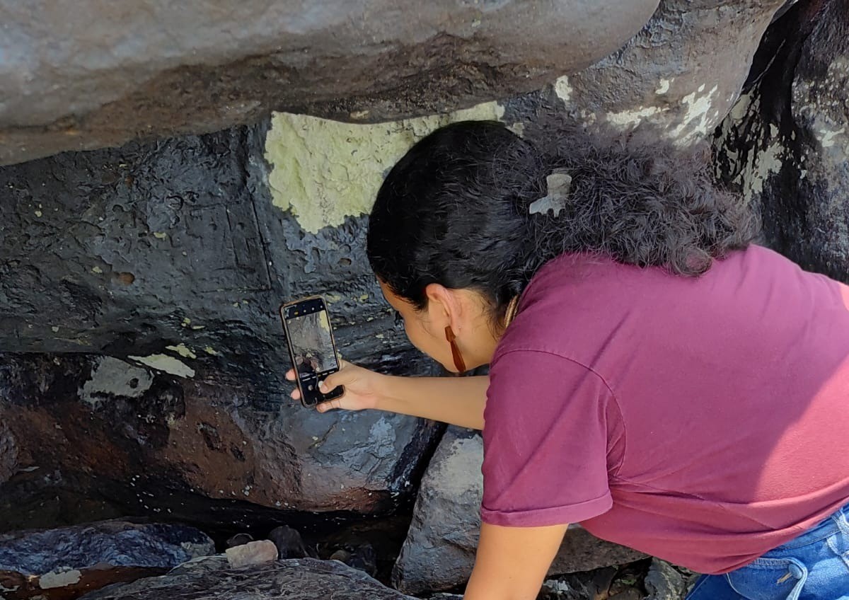 Após pesquisadores pintarem gravuras rupestres em Manaus, prefeitura fiscaliza preservação de sítio arqueológico 