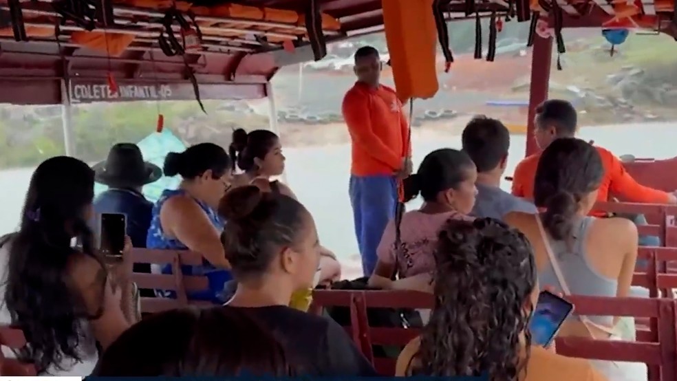 Balsa usada na travessia do Rio Tocantins, entre o Maranhão e o Tocantins. — Foto: Reprodução/TV Mirante