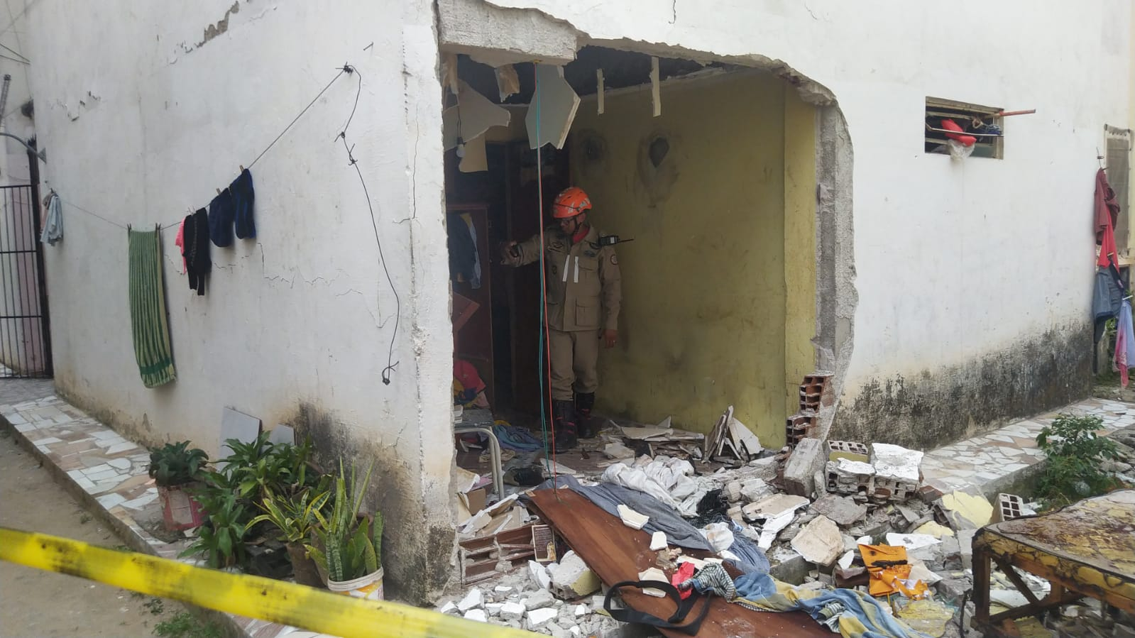 Explosão de botijão de gás em apartamento deixa homem ferido em João Pessoa