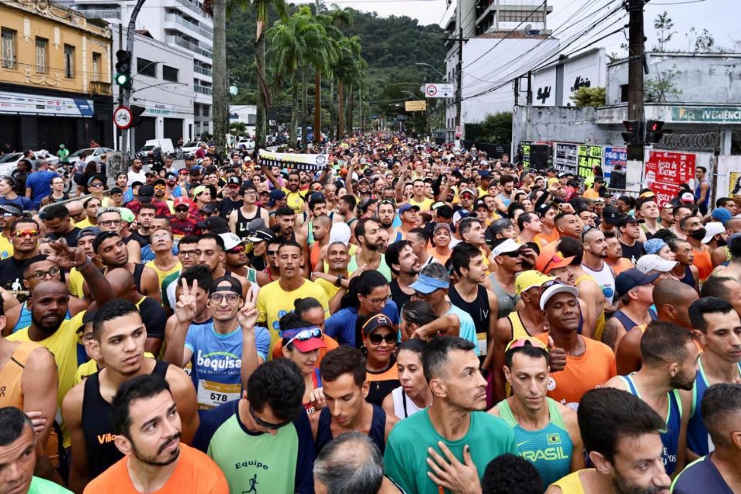Com novo trajeto, maior prova de 10 km do país reúne 21 mil pessoas em Santos, SP