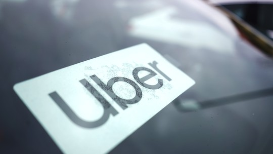 É #FAKE anúncio alegando que Uber pagará R$ 500 a quem colar adesivo do aplicativo no carro; trata-se de golpe - Procurada pelo Fato ou Fake, empresa diz que conteúdo é falso. Golpe cobra 'taxa' de até R$ 107; valor vai para intermediadora de pagamentos, que esconde destinatário final do dinheiro.