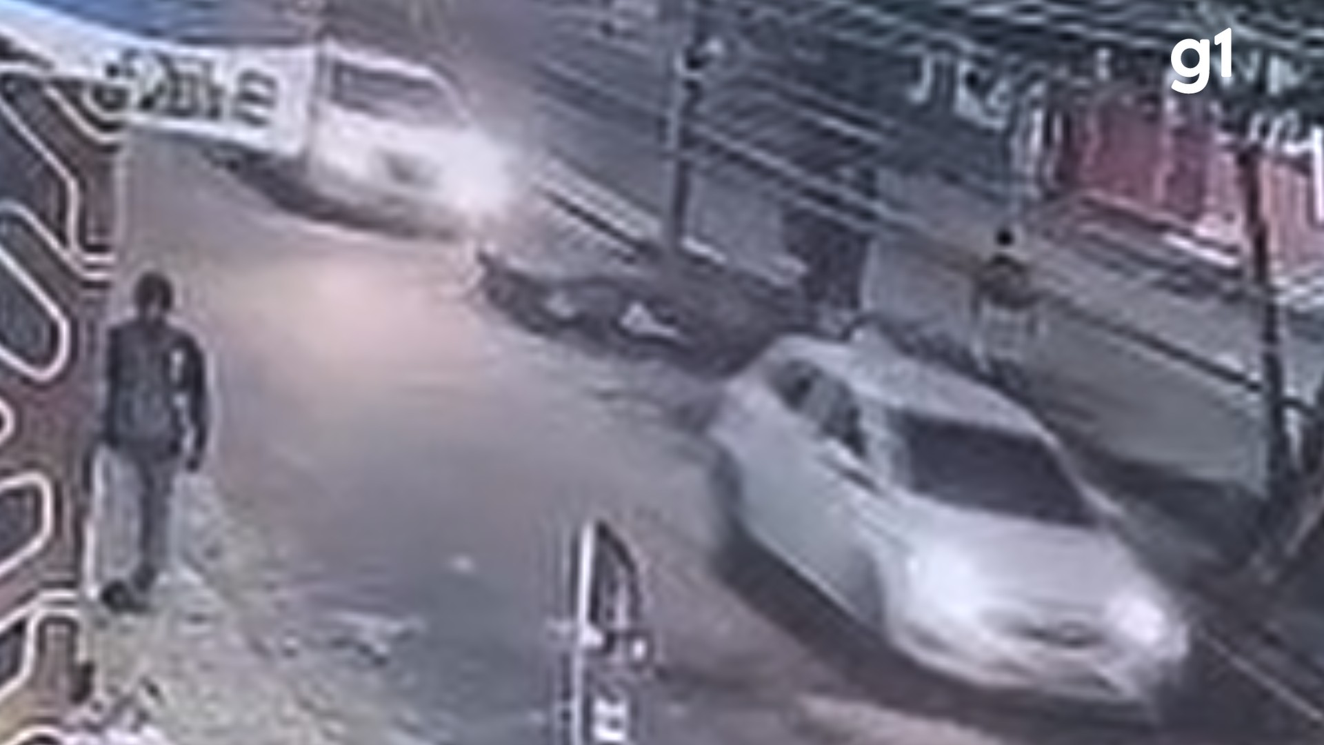 Idosa nega lanche para homem em situação de rua, é empurrada e morre atropelada em Manaus; VÍDEO
