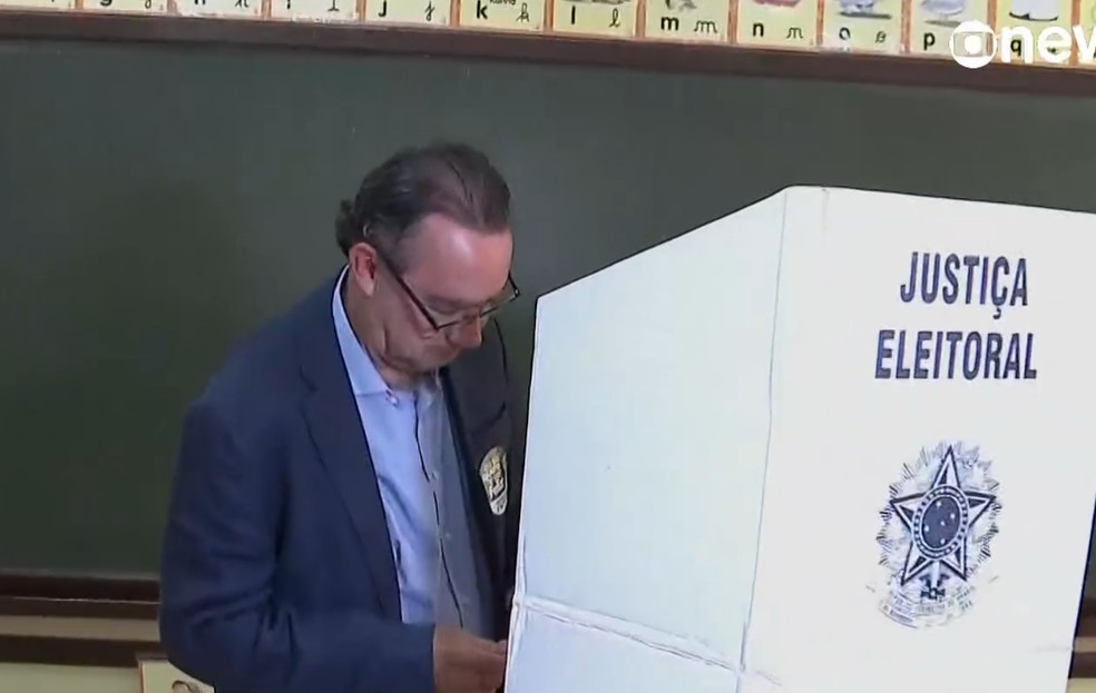 Augusto Cury vota em Colina, no interior de São Paulo — Foto: Reprodução/Globonews