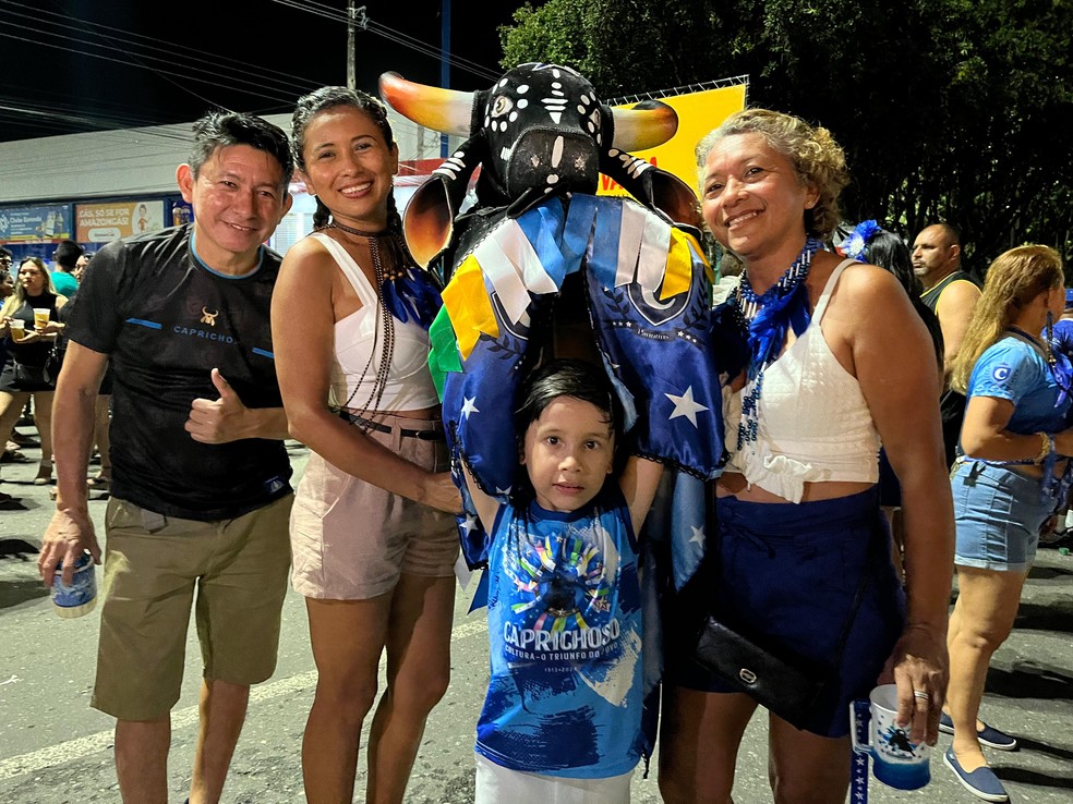 Família torcedora do Caprichoso no Boi de Rua 2024 — Foto: Daniel Landazuri, g1 AM