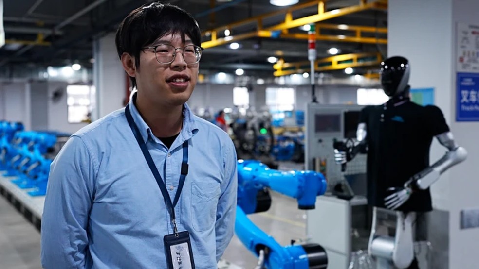 Pang Kai faz parte da equipe de pesquisa e desenvolvimento — Foto: BBC