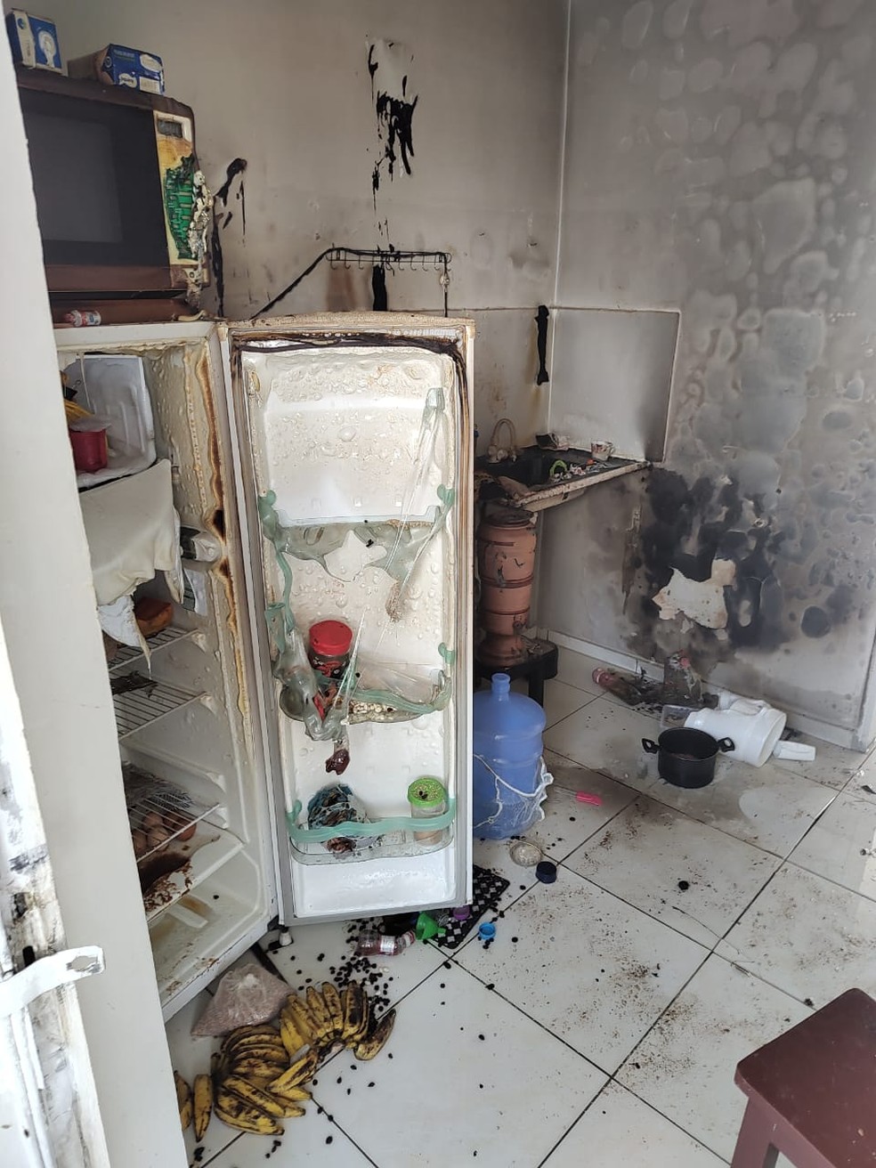 Incêndio danifica apartamento em Campina Grande após homem utilizar "boca de fogão" direto no botijão de gás — Foto: Corpo de Bombeiros