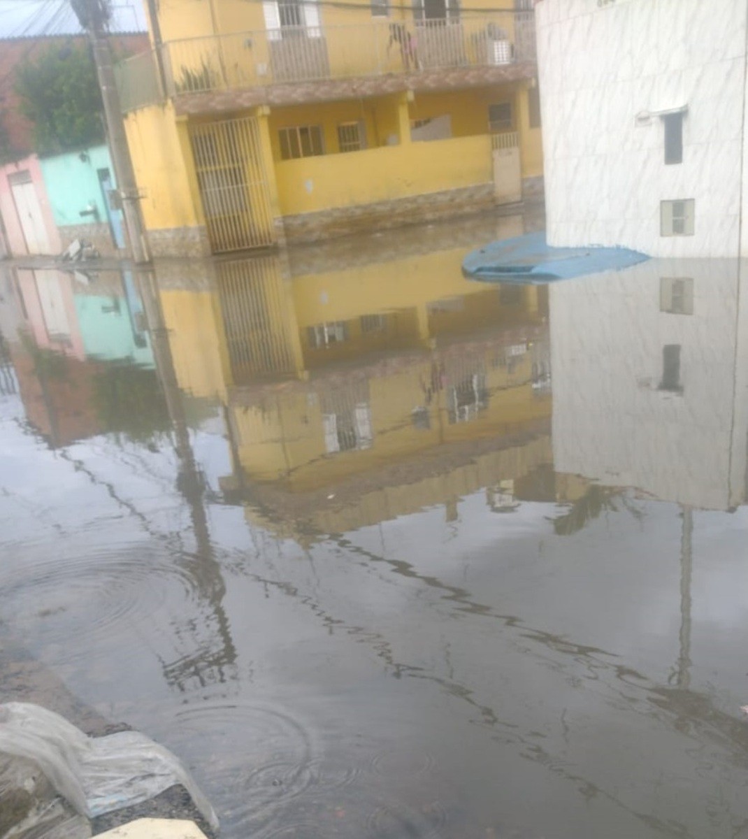 Rio Tietê transborda e alaga bairros de Itaquaquecetuba