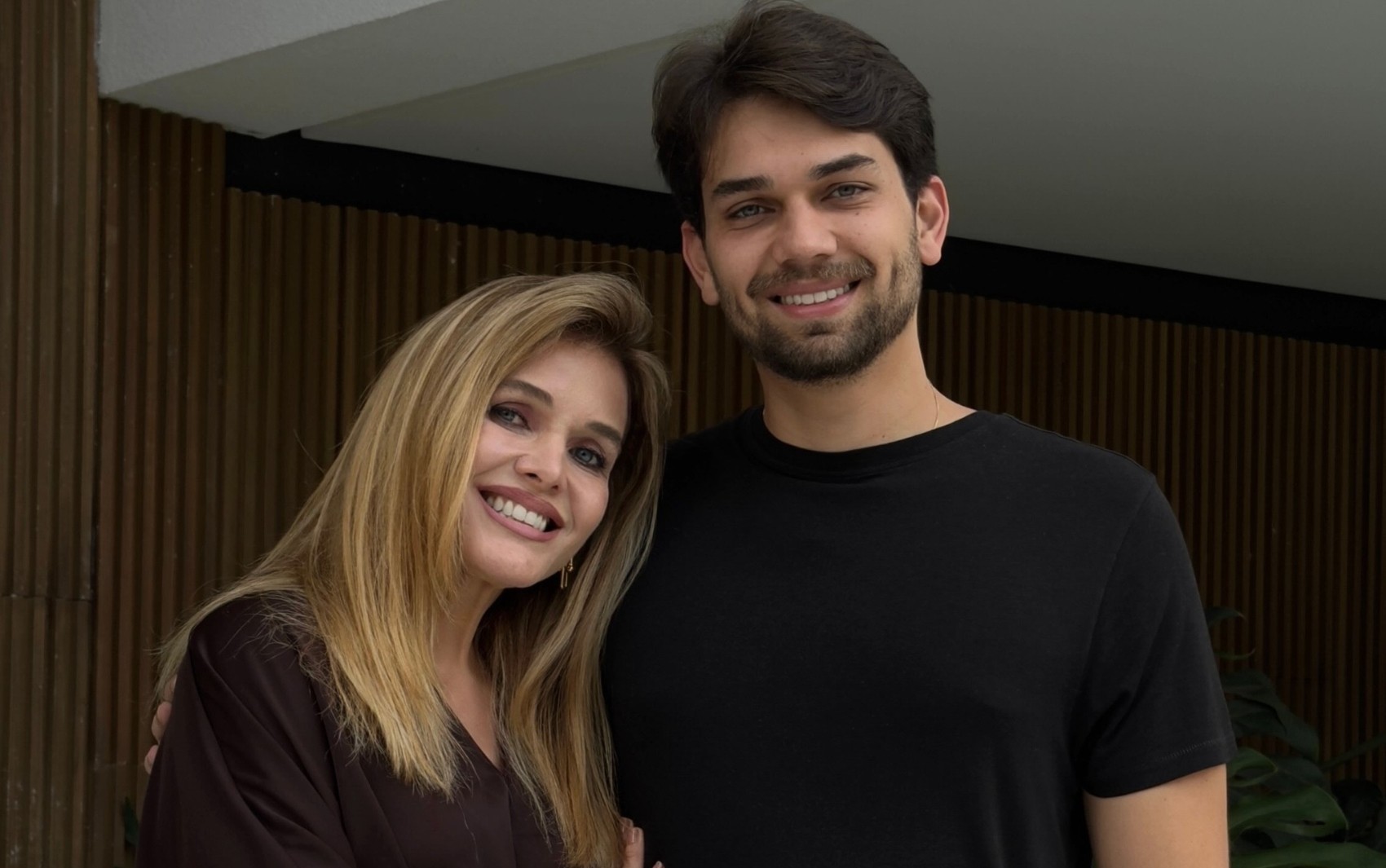 
Andréa Mota posa ao lado do filho do filho e semelhança com o cantor sertanejo impressiona: 'Meu Leandrinho'