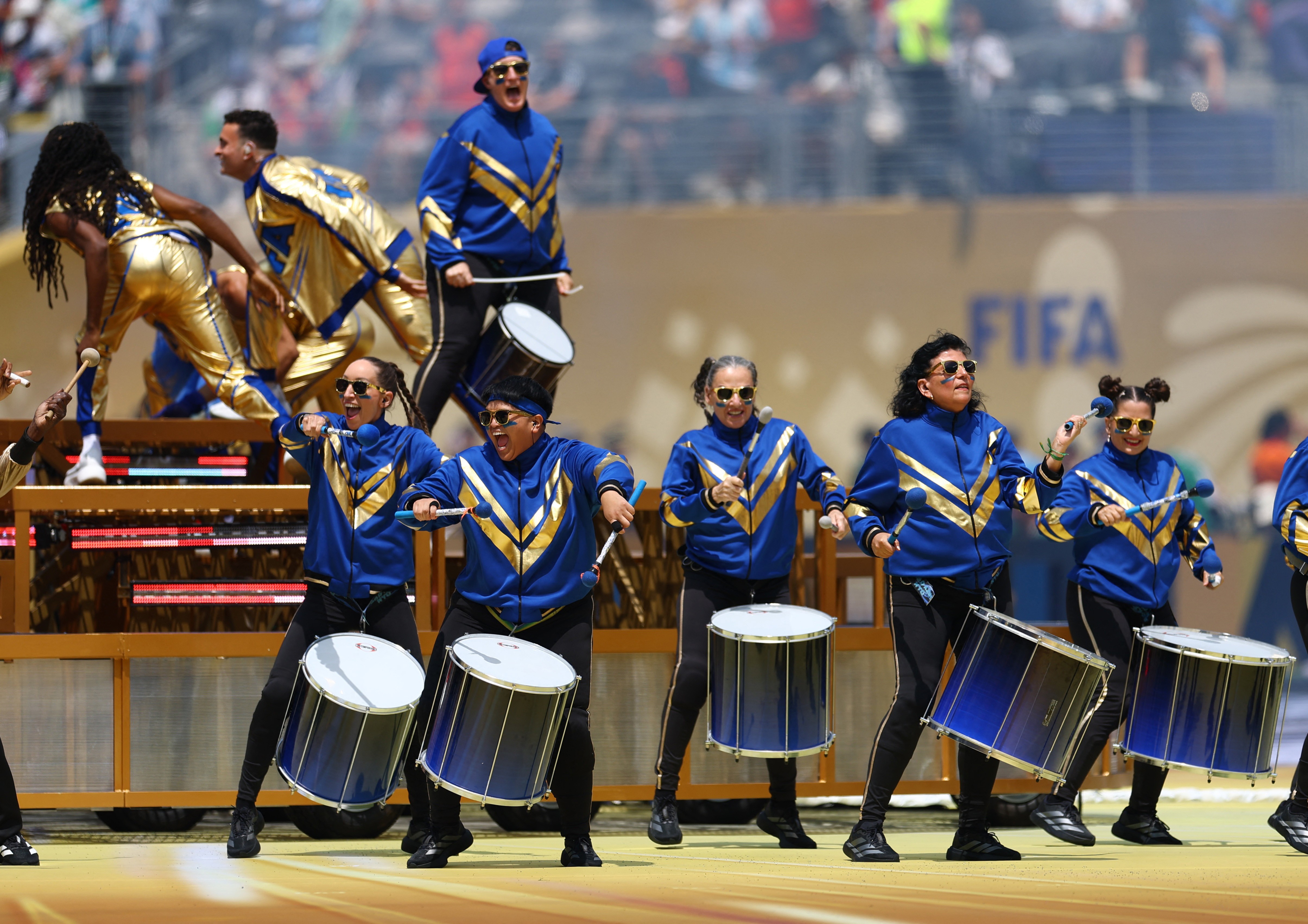 Rolê aleatório? Madonna abre show do intervalo da Copa em carro dirigido por Ronaldo e Ronaldinho