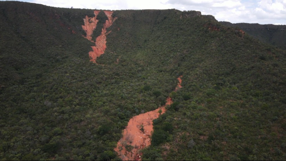 Crateras se estendem em vários pontos das Serras Gerais — Foto: TV Anhanguera