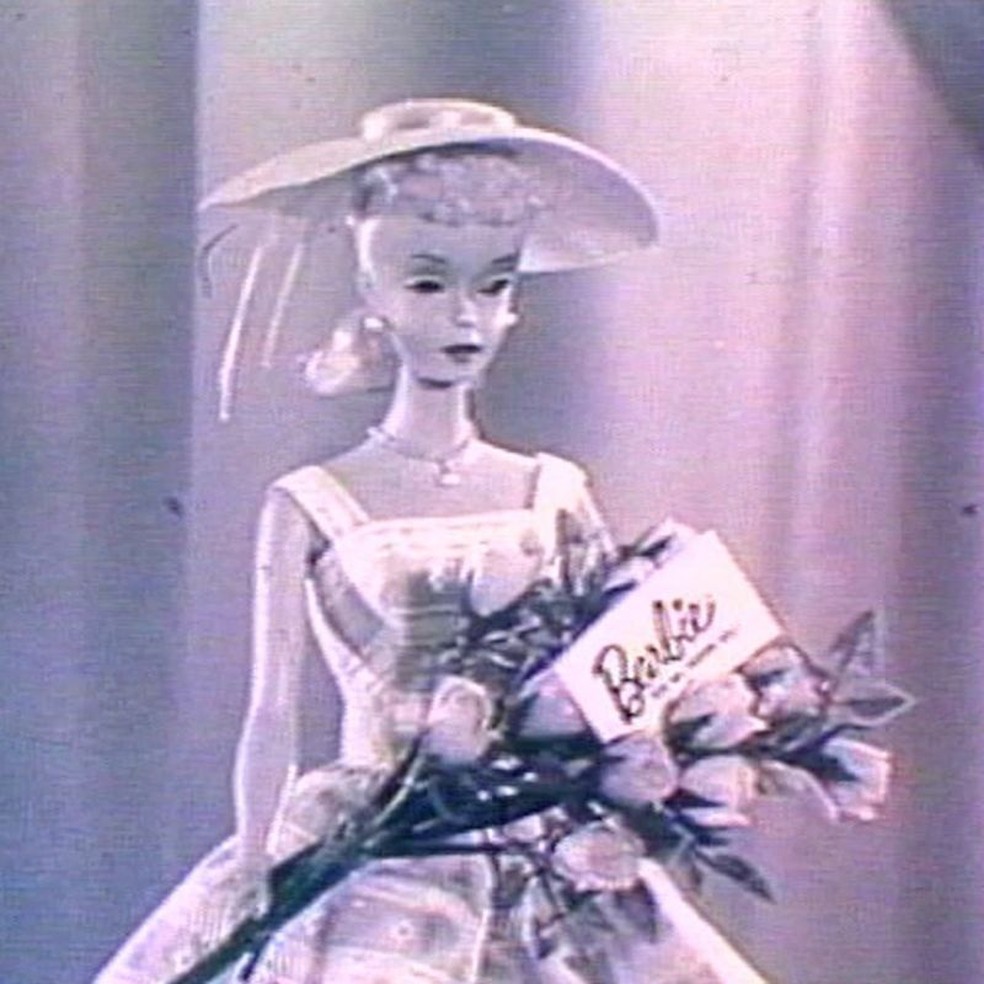 Imagem do primeiro an&uacute;ncio de TV da Barbie em 1959 &mdash; o modelo original foi inspirado em uma boneca alem&atilde; projetada para adultos, para ser dada como um presente atrevido em despedidas de solteiro &mdash; Foto: Mattel via BBC