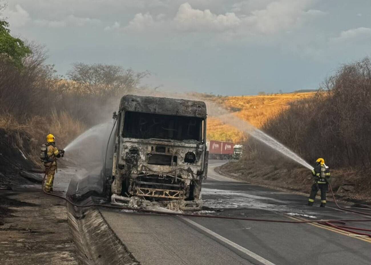 BR-251 é liberada após transbordo de carga de óleo diesel