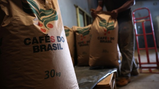 Tarifaço: resistente, café pode ser estocado agora para ser exportado só em 2026 - Setor está em compasso de espera, aguardando que o produto entre em lista de exceções do governo dos EUA. Grão pode ser armazenado por até oito meses sem perder suas propriedades.
