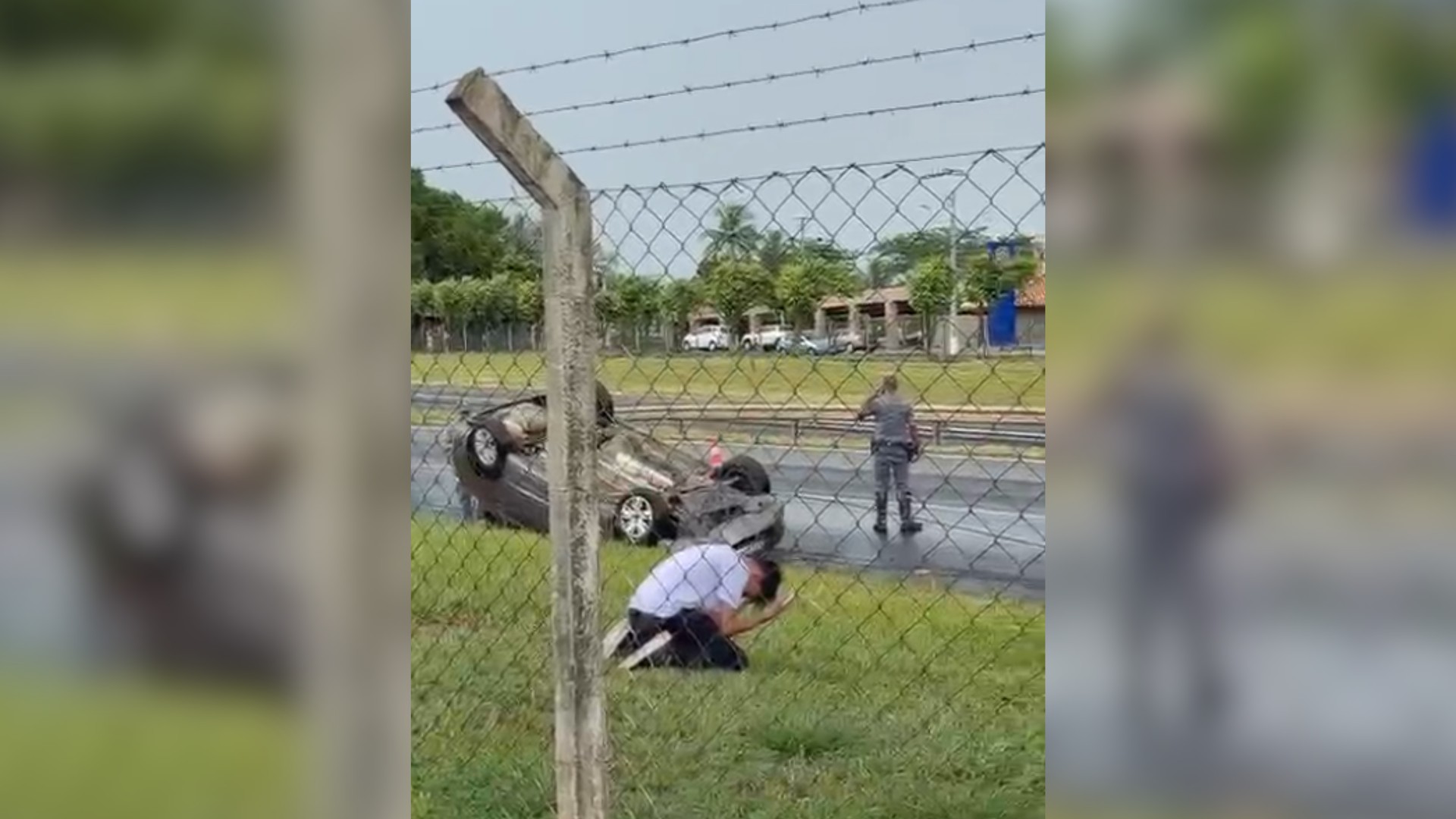 Adolescente é filmado ajoelhado em oração pela mãe após carro capotar em rodovia: 'Livramento', diz mulher