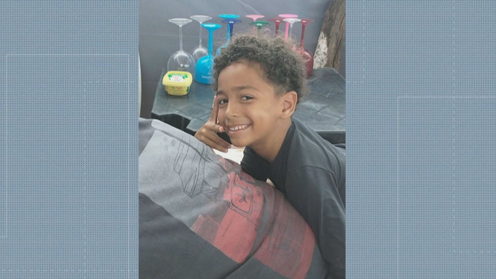Menino de 6 anos desaparece na Praia da Barra — Foto: Reprodução/TV Globo
