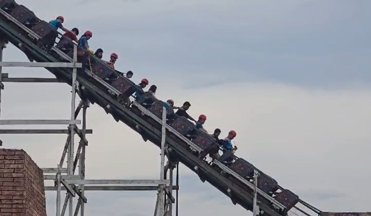 VÍDEO: montanha-russa para e deixa pessoas presas no topo no Hopi Hari
