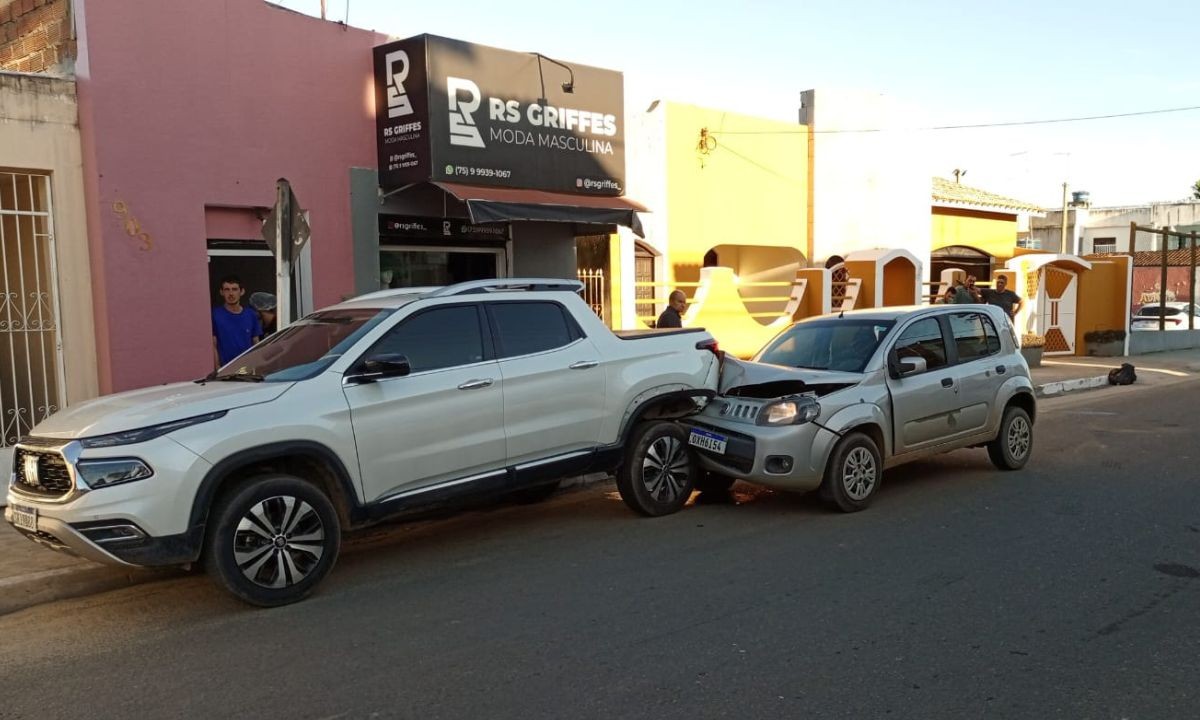 Homem escapa de sequestro relâmpago e corre até batalhão da PM; suspeitos fugiram após colidirem carro no interior da Bahia