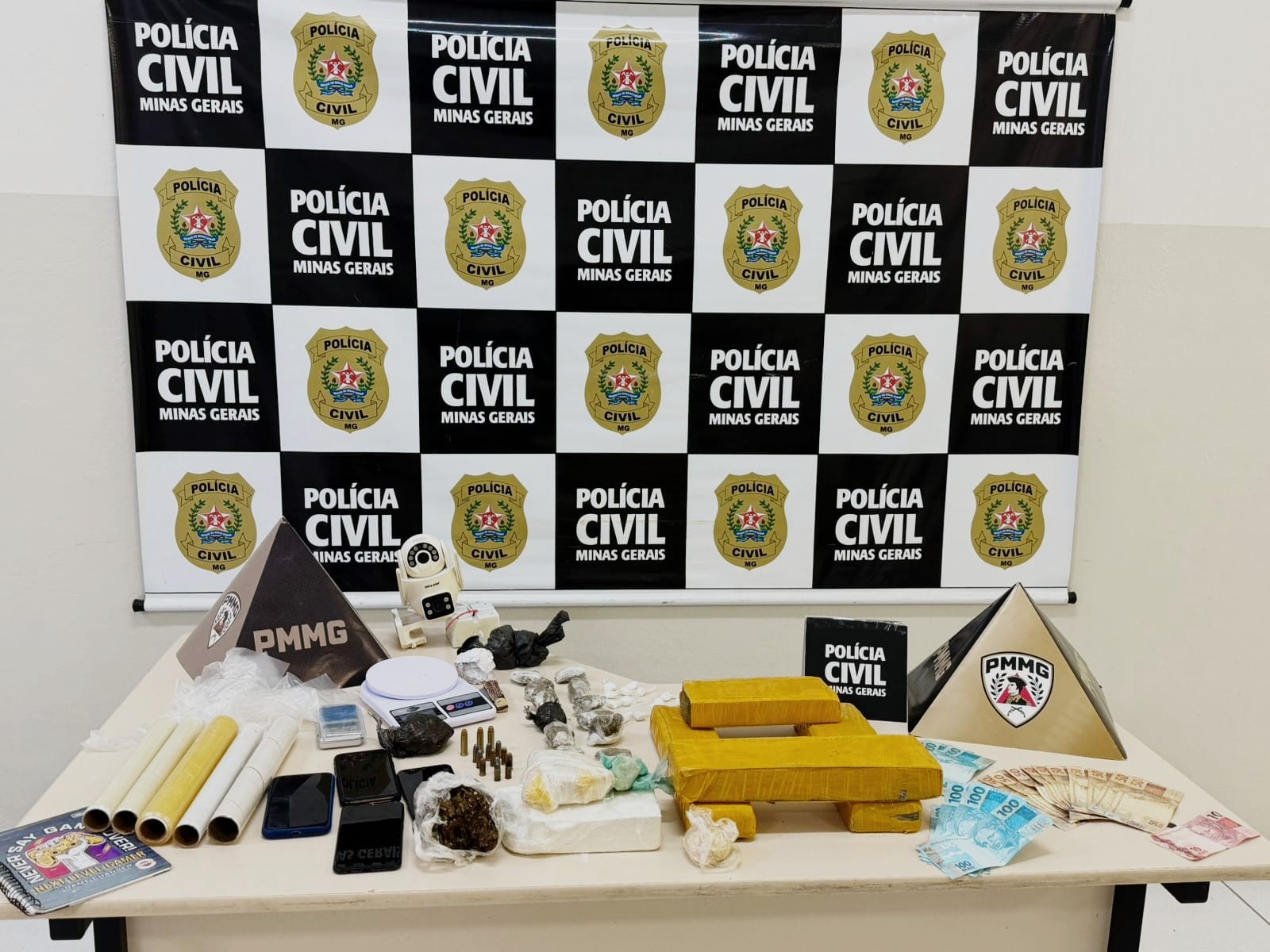 Dois homens são presos com drogas e munições em operação das polícias Civil e Militar em Araçuaí