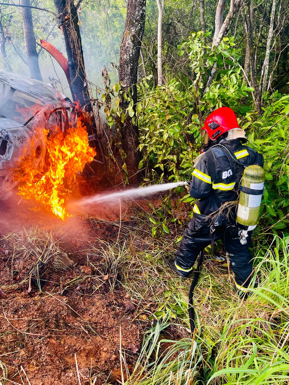 Carro pega fogo e vítimas morrem carbonizadas em Dianópolis, sudeste do Tocantins — Foto: Divulgação/Corpo de Bombeiros