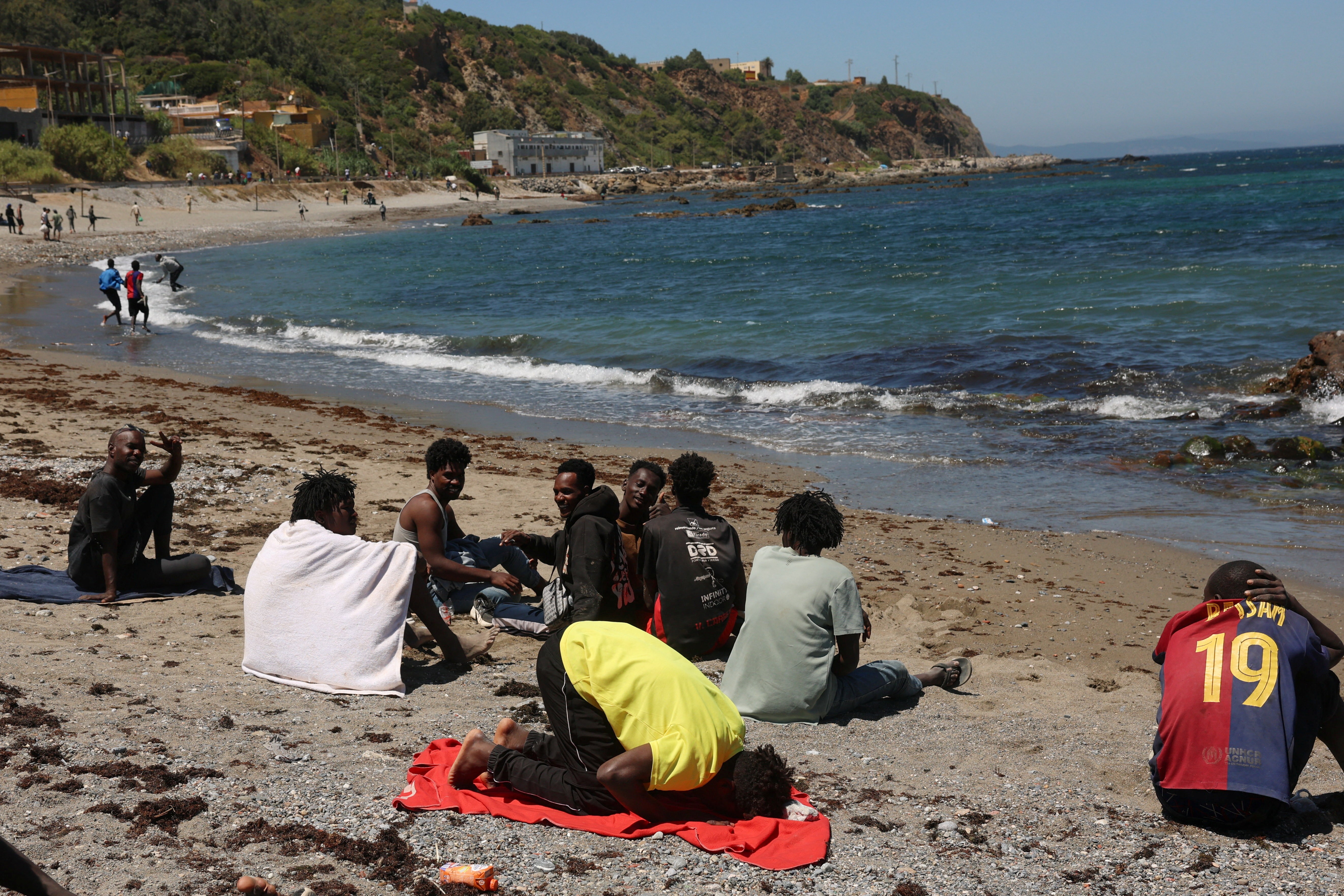 Imigrantes que seguem em Ceuta dormem ao relento, em praia vigiada pela polícia; VÍDEO