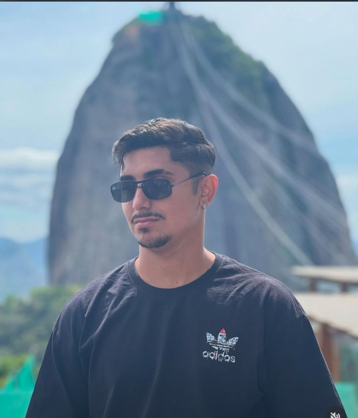 Jovem morre após perder controle e bater com moto em poste de energia elétrica em Cruzeiro do Sul 