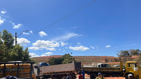 É #FAKE que vídeo de caminhoneiros buzinando em pedágio seja atual e mostre paralisação nacional - Vídeo não mostra paralisação de caminhoneiros, mas sim protesto contra aumento da tarifa de pedágio no trecho entre Belo Horizonte e Sete Lagoas, em Minas Gerais, em março de 2025.