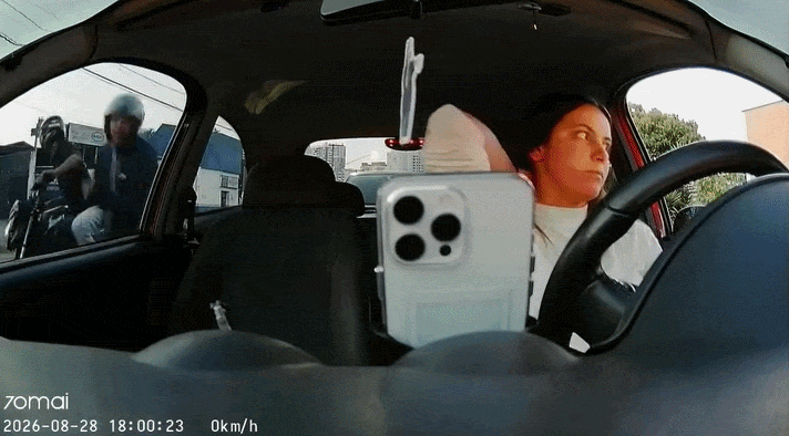 Influenciadora relata choque após bandidos quebrarem vidro do carro e furtarem celular: 'Comecei a chorar'