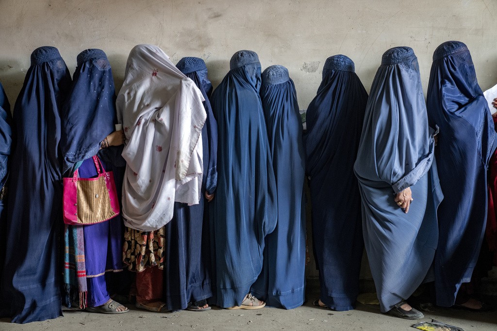 Talibã proíbe janelas com vista para áreas usadas por mulheres no Afeganistão