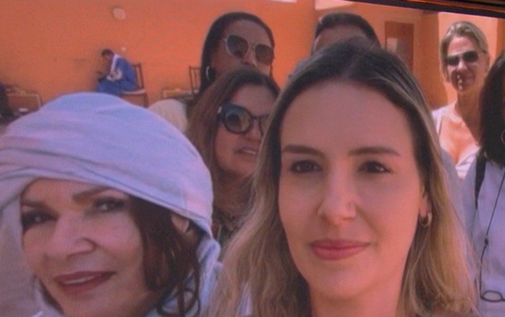 Grazi Gervasoni com grupo de brasileiros — Foto: Reprodução/ GloboNews
