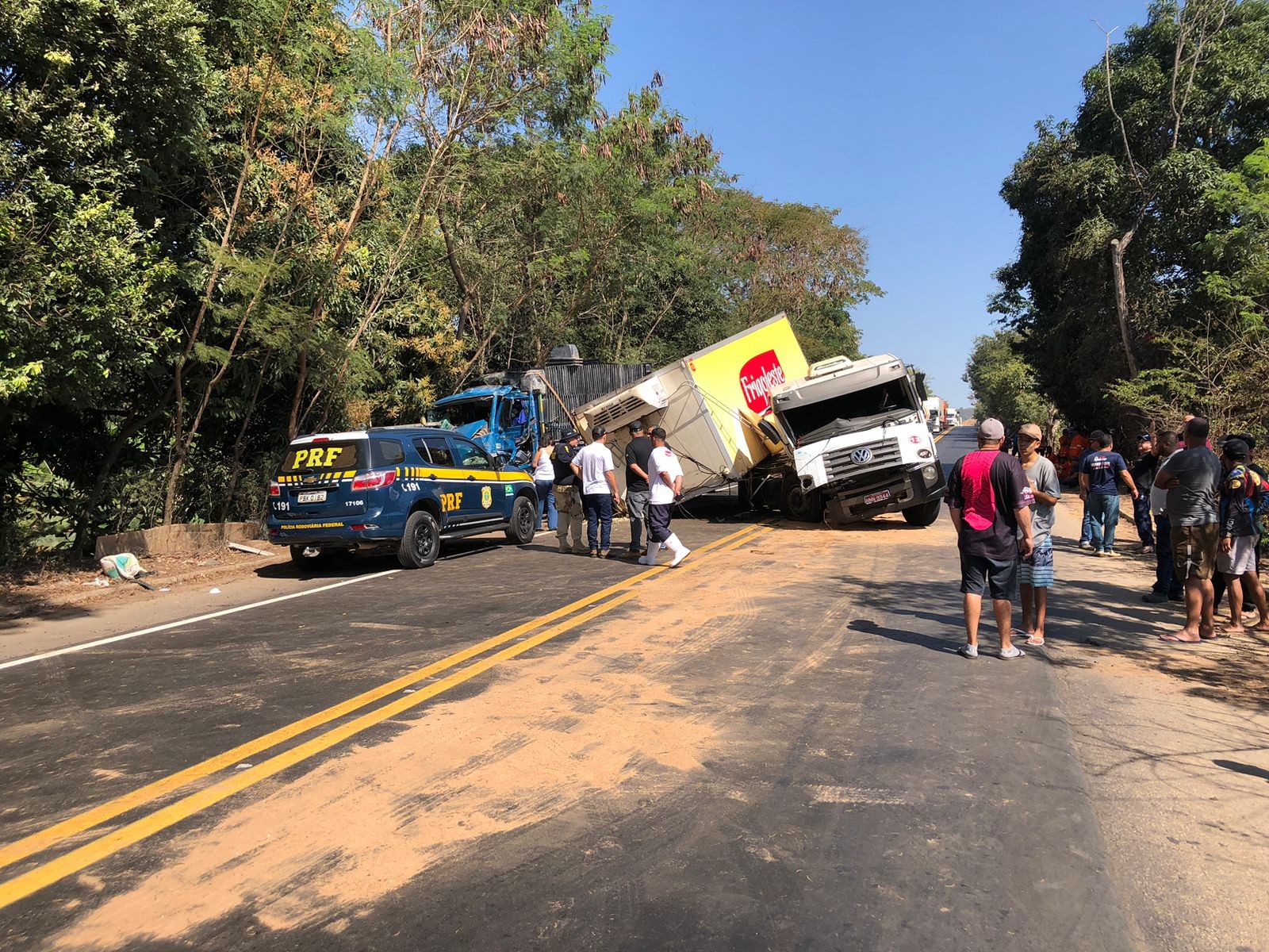 Acidente entre caminhões deixa três feridos e interdita BR-381, em Governador Valadares