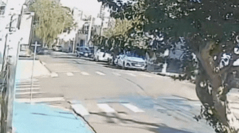 VÍDEO: motorista de Mercedes faz manobra perigosa, bate em dois carros parados e foge