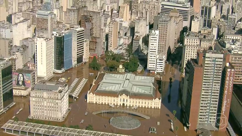 Sobrevoo mostra pista do aeroporto de Porto Alegre debaixo d'água — Foto: Reprodução/TV Globo