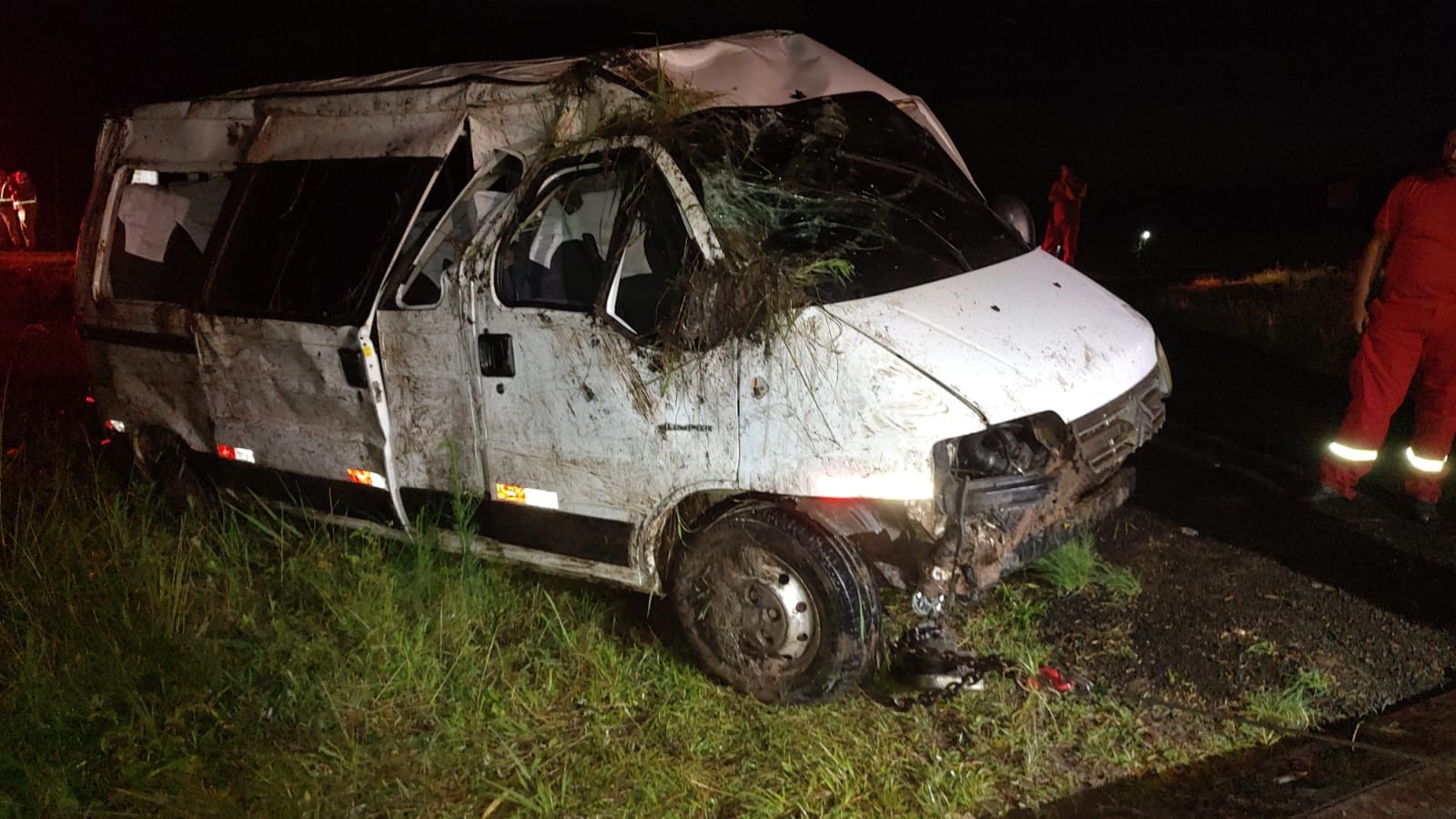 Van de banda capota após sair da pista em Candelária; seis ficaram feridos 