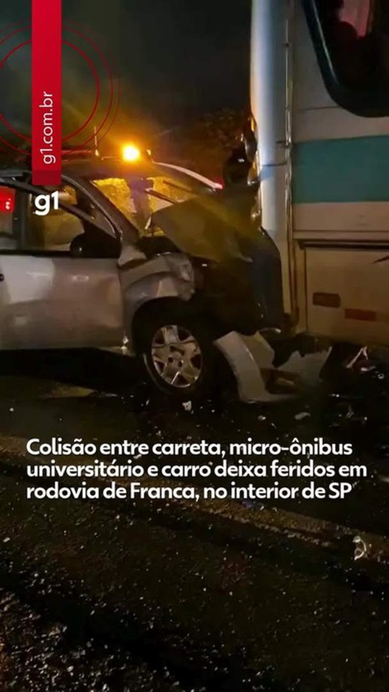 Colisão entre carreta, micro-ônibus com universitários e carro deixa feridos em Franca, SP