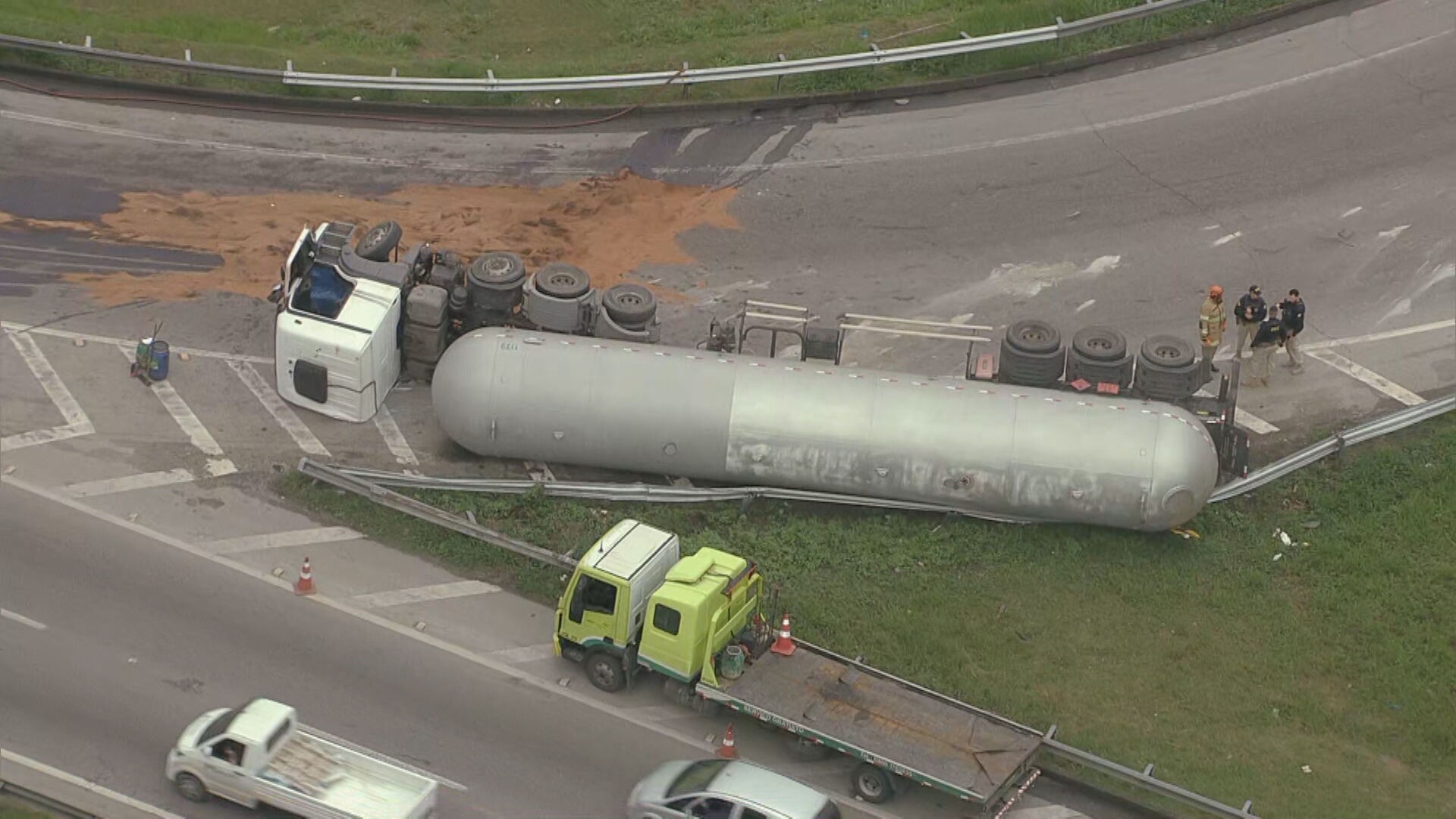 Carreta tomba na Washington Luís e fecha acesso ao Arco Metropolitano em Duque de Caxias