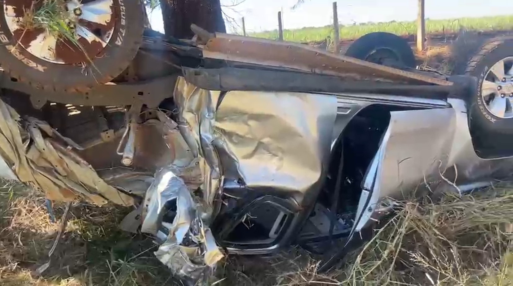 Caminhonete capota após ser atingida por caminhão no acostamento de rodovia próximo a Cravinhos, SP