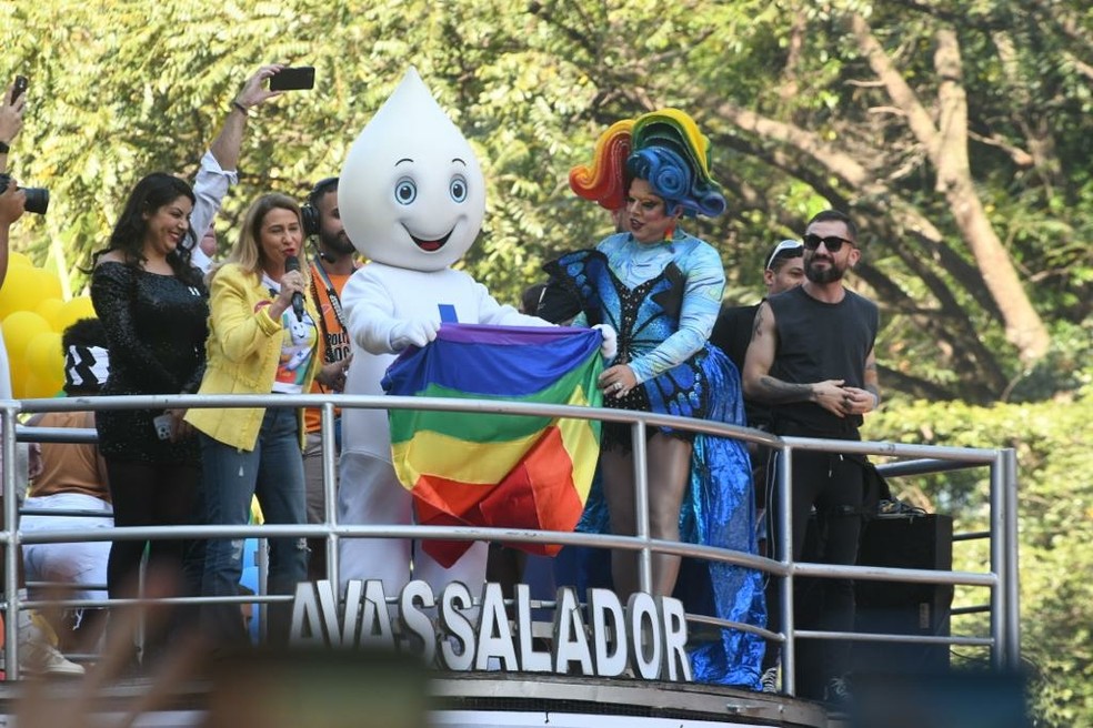 Personagem Zé Gotinha foi uma das atrações da edição de 2023 da Parada do Orgulho LGBT+, em SP. — Foto: Edi Sousa/Ato Press/Estadão Conteúdo