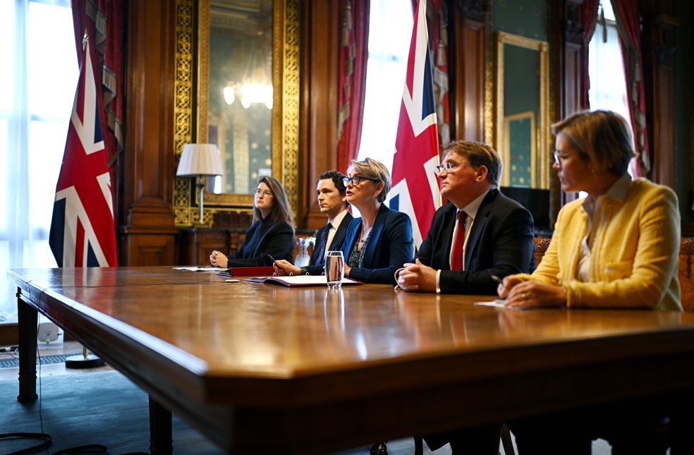 A ministra das Relações Exteriores do Reino Unido, Yvette Cooper, ao centro, discursa durante uma cúpula virtual no Ministério das Relações Exteriores e da Commonwealth, em Londres, na quinta-feira, 2 de abril de 2026, com cerca de 35 países para discutir formas de reabrir o Estreito de Ormuz. — Foto: Leon Neal/Pool via AP