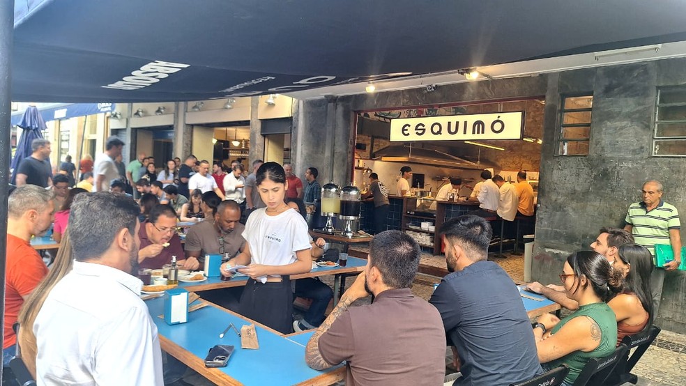 Clientes almoçam nas mesas dispostas na rua — Foto: Créditos: Jéssica Evelin Araújo